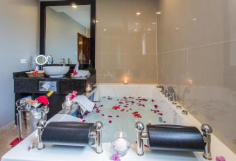 Best Western Plus Belize Biltmore Plaza has rooms with a private hot tub