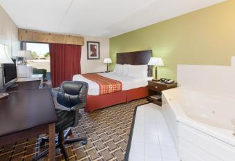 Days Inn & Suites by Wyndham Madison Heights MI has rooms with a private hot tub