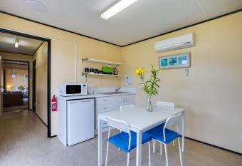 Beach Holiday Apartments has rooms with a private hot tub