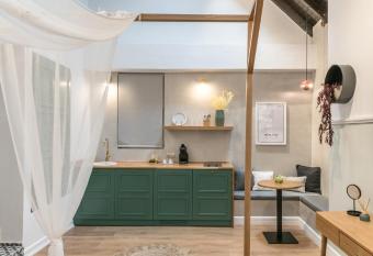 The Anthemion House has Balcony rooms