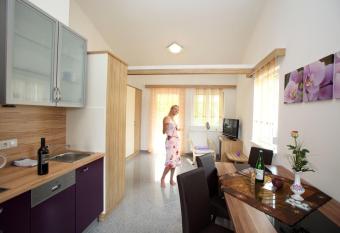 Apartmenthaus Kleindienst has rooms with a private hot tub