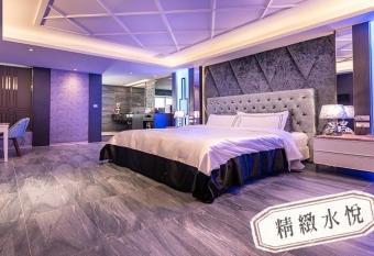 Shuiyue Boutique Motel allows 18 year olds to book a room