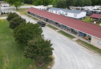 Four Oaks Lodging has Balcony rooms