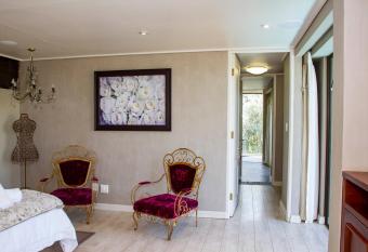 Migdash Guesthouse has Balcony rooms