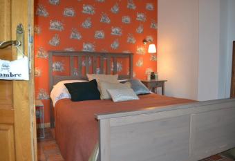 La Long  re d Ecottes has rooms with a private hot tub