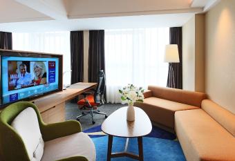 Hampton By Hilton Foshan Sanshui has rooms with a private hot tub