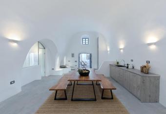 Alluvial Santorini Suites has rooms with a private hot tub