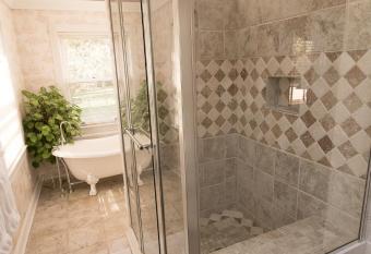 Stafford House Bed & Breakfast has rooms with a private hot tub