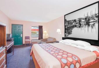 Super 8 by Wyndham Columbia has rooms with a private hot tub