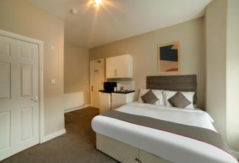 OYO Tequila and Dunlin Rooms Southport Central allows 18 year olds to book a room