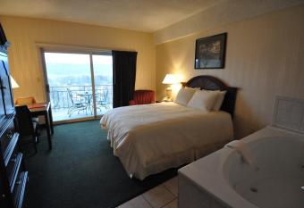 Hillside Inn has rooms with a private hot tub