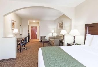 Grander Inn & Suites has rooms with a private hot tub