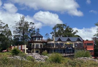 Un rinc  n en las Sierras allows 18 year olds to book a room