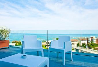 Ambruosi Village Resort & SPA has rooms with a private hot tub