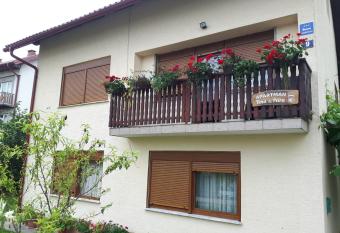 Apartman Petra & Tena has Balcony rooms