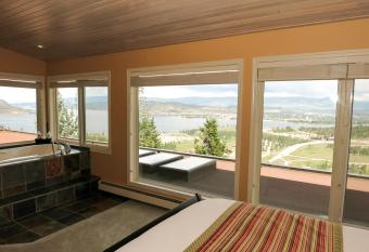 A View of the Lake B & B has rooms with a private hot tub