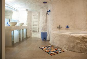 G  te de l oppidum allows 18 year olds to book a room