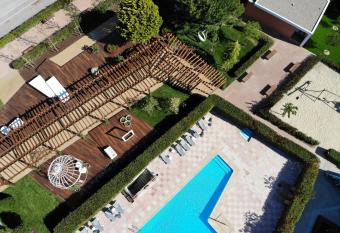 Hotel Verdeal has Balcony rooms