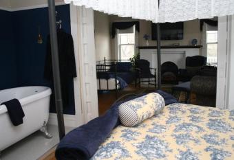 Wakamow Heights Bed and Breakfast has Balcony rooms