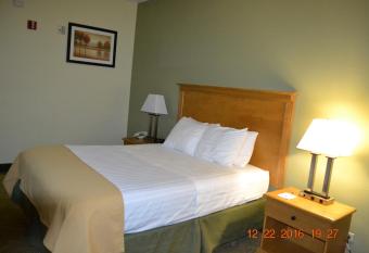 Best Western Crossroads Inn has rooms with a private hot tub