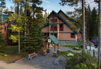 HI Lake Louise Alpine Centre - Hostel allows 18 year olds to book a room