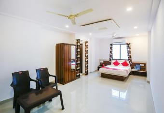 OYO Flagship 15826 Pingara Executive allows 18 year olds to book a room