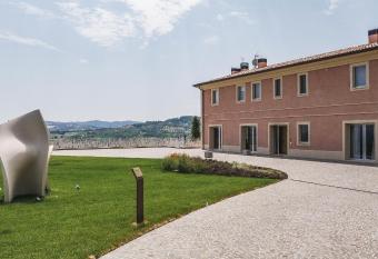 Tenuta Mara Wine Relais allows 18 year olds to book a room