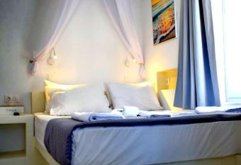 Virginia Rooms has Balcony rooms