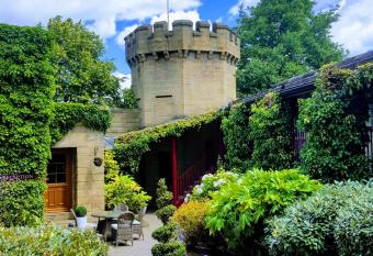 Garrison Hotel has Balcony rooms
