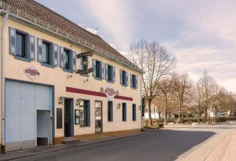 Pension Goldene Mitte allows 18 year olds to book a room