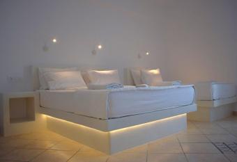 Virginia Studios has Balcony rooms