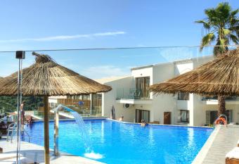 Porto Demo Hotel allows 18 year olds to book a room