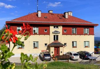 Pr  zdninov   d  m Na Panor  m   allows 18 year olds to book a room