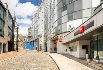 ibis Aberdeen Centre     Quayside allows 18 year olds to book a room