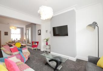 York Boutique House-3 Bedroom spacious & stylish property has Balcony rooms