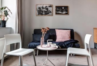 Hotel city.city allows 18 year olds to book a room