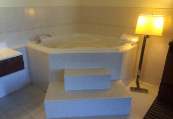 Travel Inn And Suites has rooms with a private hot tub