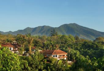 Novus Giri Resort & Spa has rooms with a private hot tub