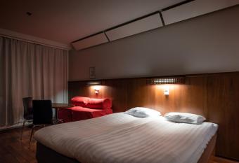 Omena Hotel Jyv  skyl   allows 18 year olds to book a room