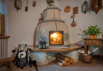 Albergo Moleta has Balcony rooms