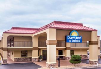 Days Inn & Suites By Wyndham Warner Robins Near Robins Afb has Smoking rooms