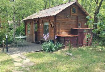 La cabane de Pioupiou has Balcony rooms