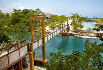 GoldenEye has Balcony rooms