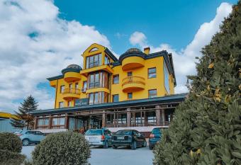 Motel Almy has Smoking/Balcony rooms