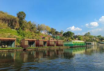 Suan Sai Yok Resort has rooms with a private hot tub