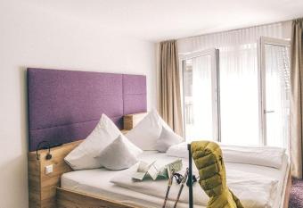 Hotel Restaurant Kochschule R  ssle allows 18 year olds to book a room