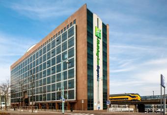 Holiday Inn Express Amsterdam - Sloterdijk Station, an IHG Hotel allows 18 year olds to book a room