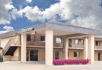 Days Inn by Wyndham Ruston LA has Smoking rooms