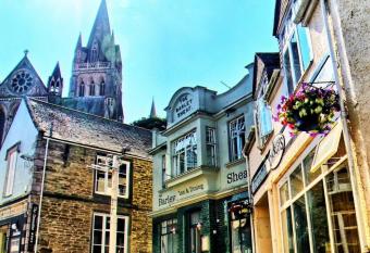 Barley Sheaf, Old Bridge Street EN SUITE ROOMS, ROOM ONLY allows 18 year olds to book a room