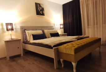 SunsetT+T residence has rooms with a private hot tub